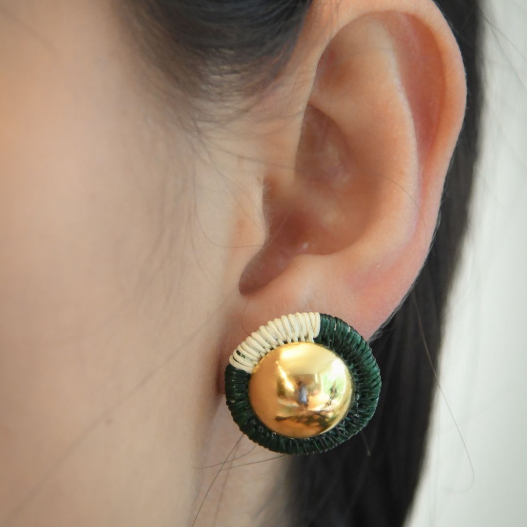 Puces vert émeraude artisanales en fibres naturelles, fils dorés à l’or fin