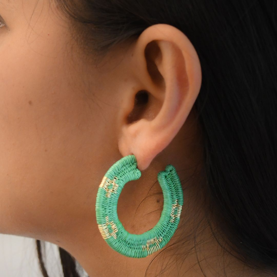 Grandes Créoles vert d’eau artisanales en fibres naturelles, fils dorés à l’or fin et argent 925