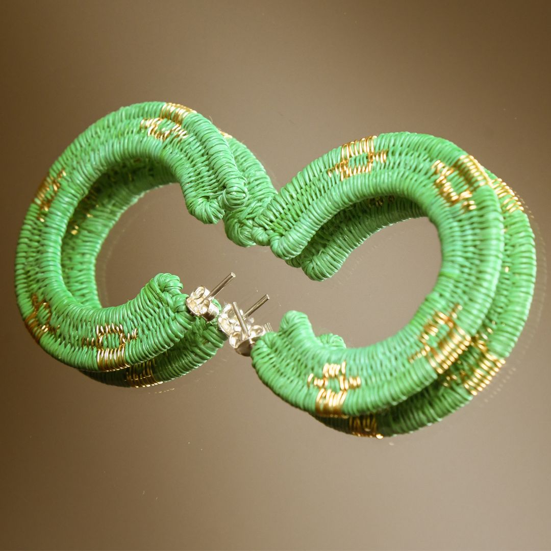 Grandes Créoles vert d’eau artisanales en fibres naturelles, fils dorés à l’or fin et argent 925