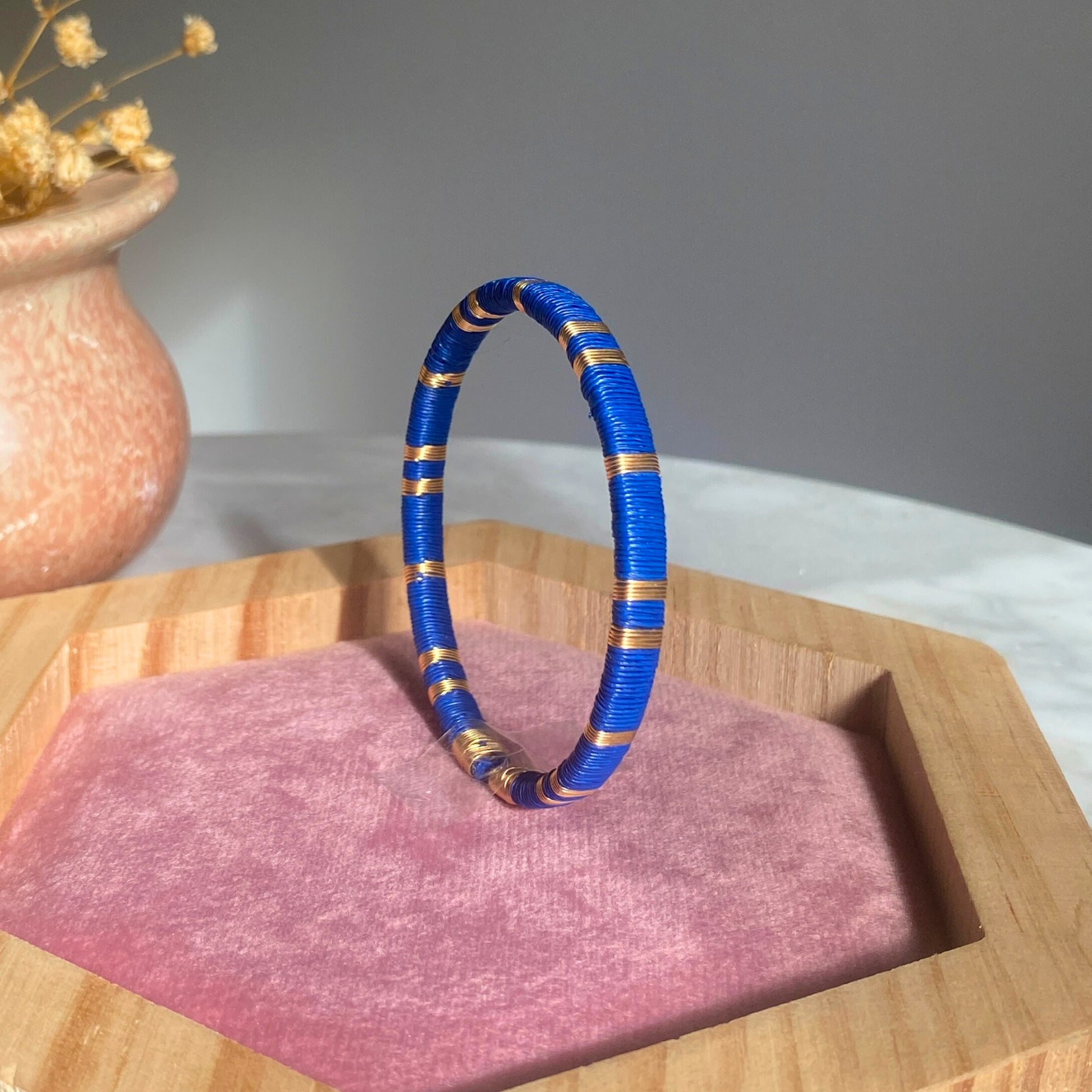 Bracelet bleu océan fin éthique Solnaré, fils dorés à l'or fin
