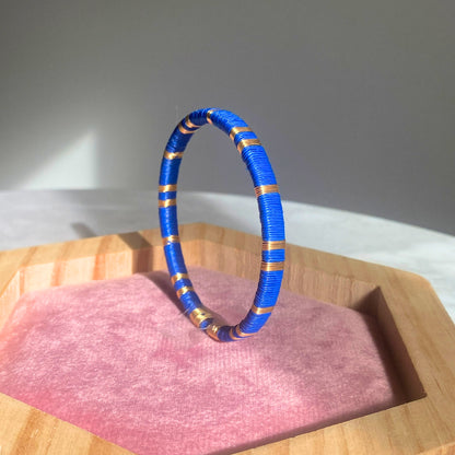 Bracelet bleu océan fin éthique Solnaré, fils dorés à l'or fin
