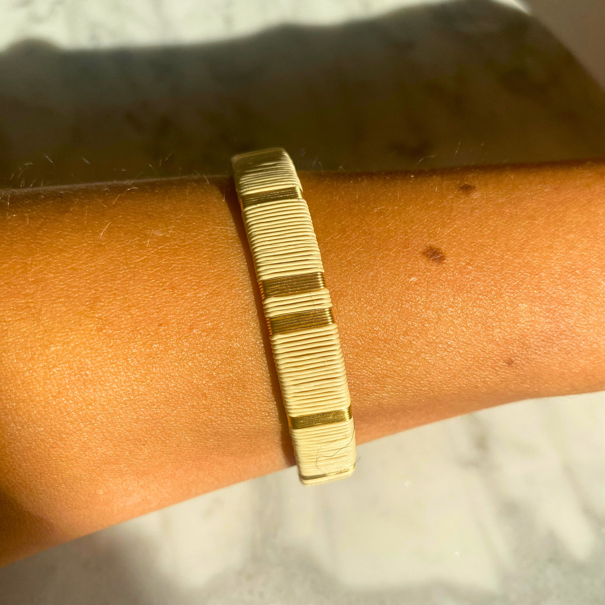 Bracelet blanc ciel tissé éthique Solnaré, fibres Werregue, fils dorés à l'or fin