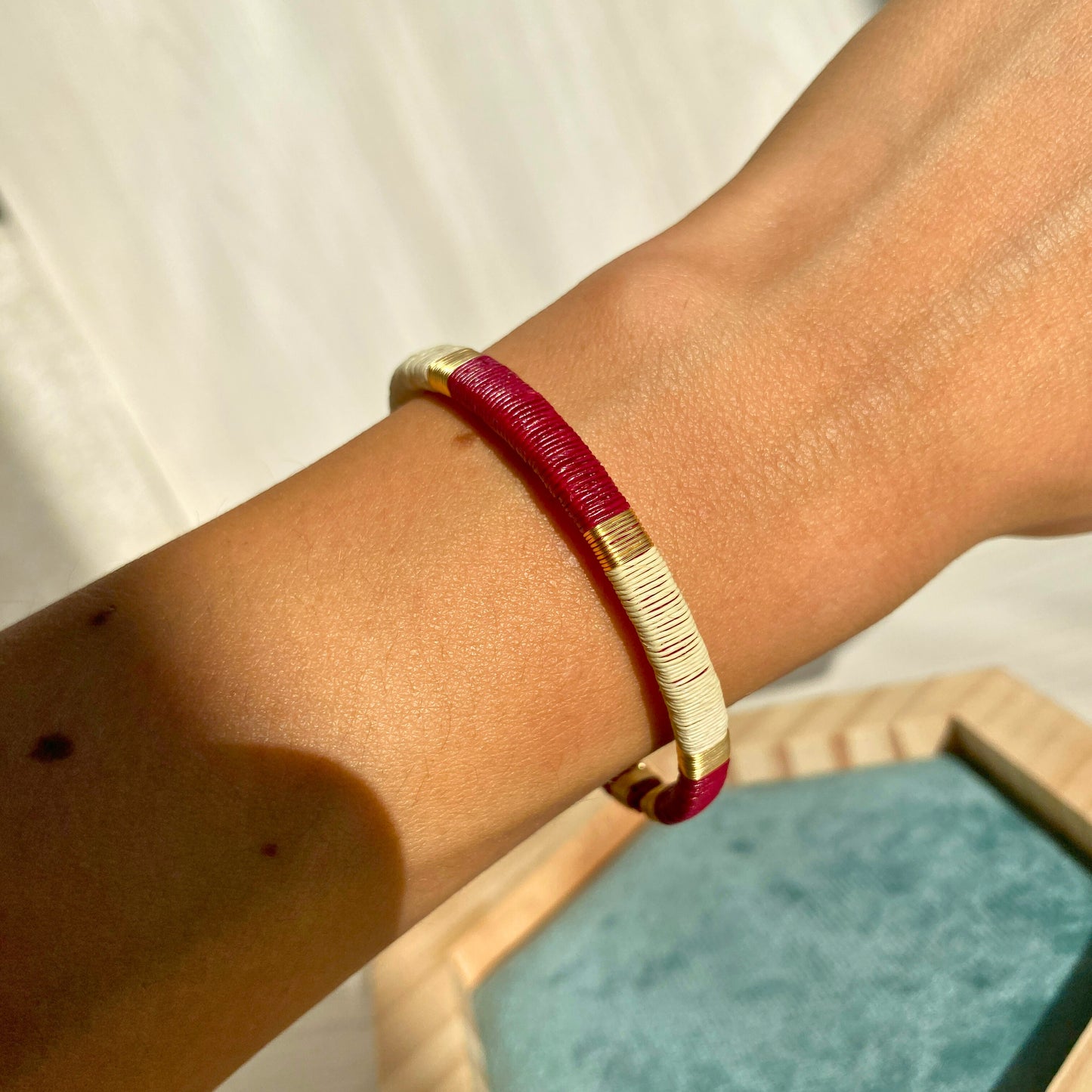 Bracelet bordeaux blanc tissé éthique Solnaré, fils dorés à l'or fin
