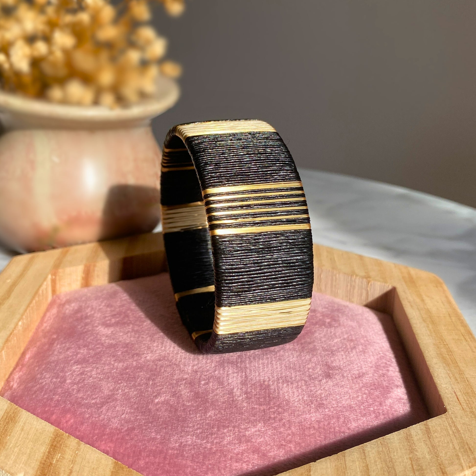 Manchette noire éthique Solnaré, fibres Werregue et fils  dorés à l'or fin