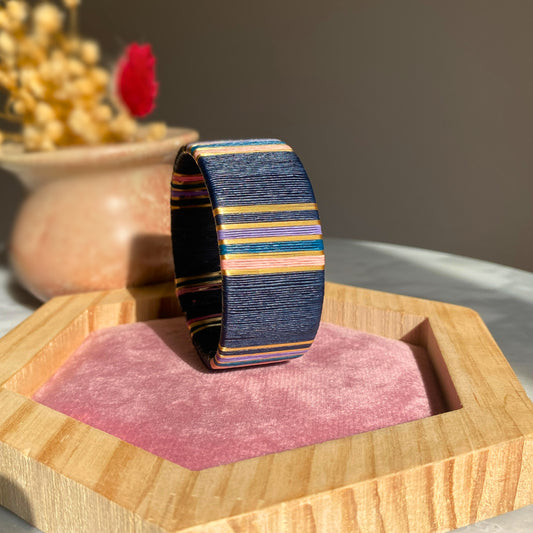 Manchette bleue graphique éthique Solnaré, fils dorés à l'or  fin