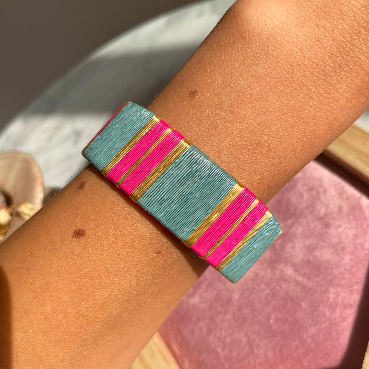 Manchette fuchsia bleu éthique Solnaré, et fils dorés à l'or fin 