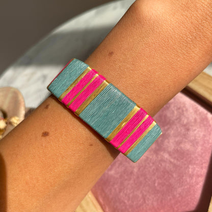 Manchette fuchsia bleu éthique Solnaré, et fils dorés à l'or fin 