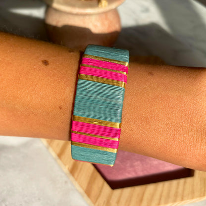 Manchette fuchsia bleu éthique Solnaré, et fils dorés à l'or fin 