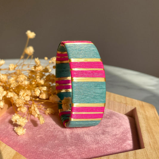 Manchette fuchsia bleu éthique Solnaré, et fils dorés à l'or fin 