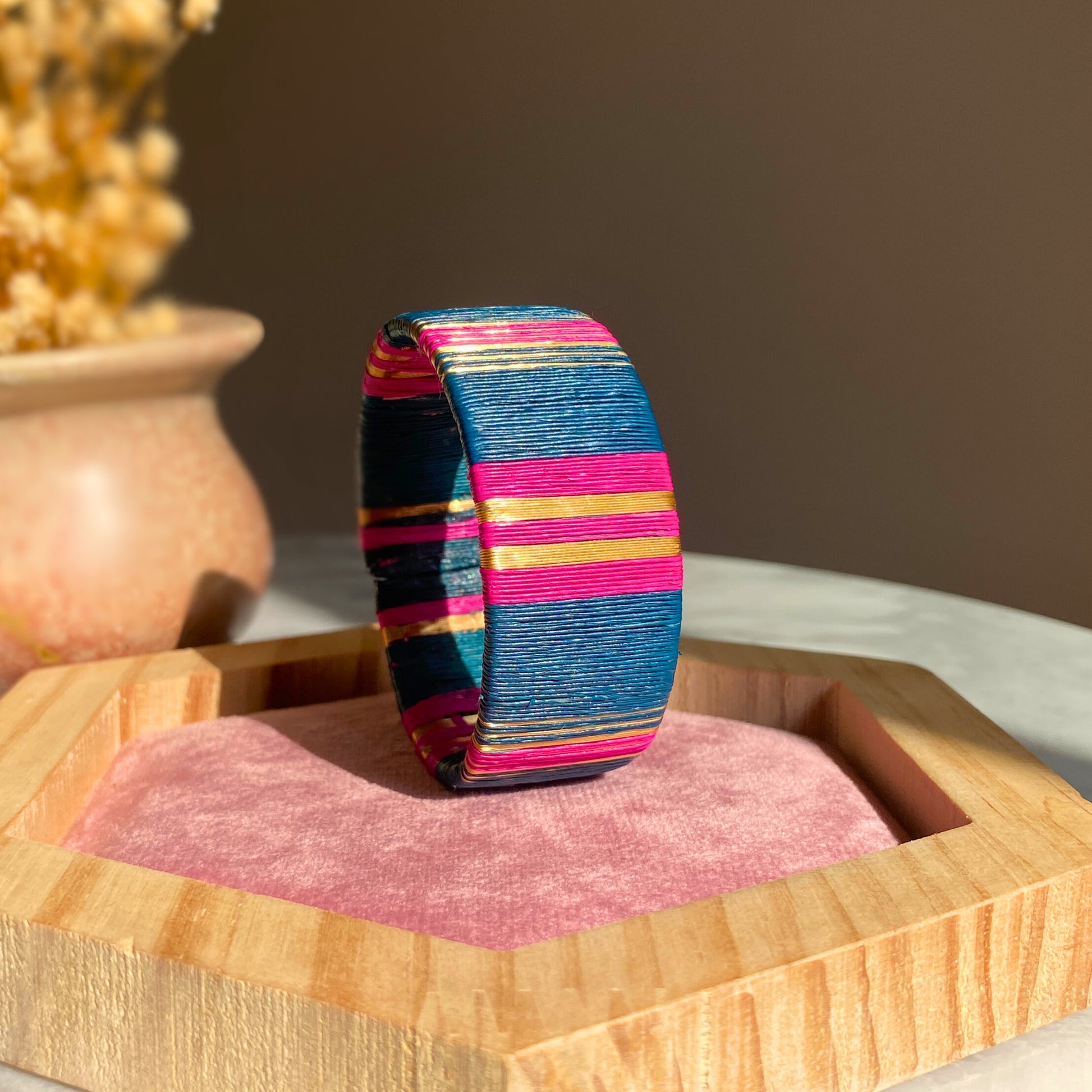 Manchette bleu fuchsia éthique Solnaré, fils dorés à l'or fin