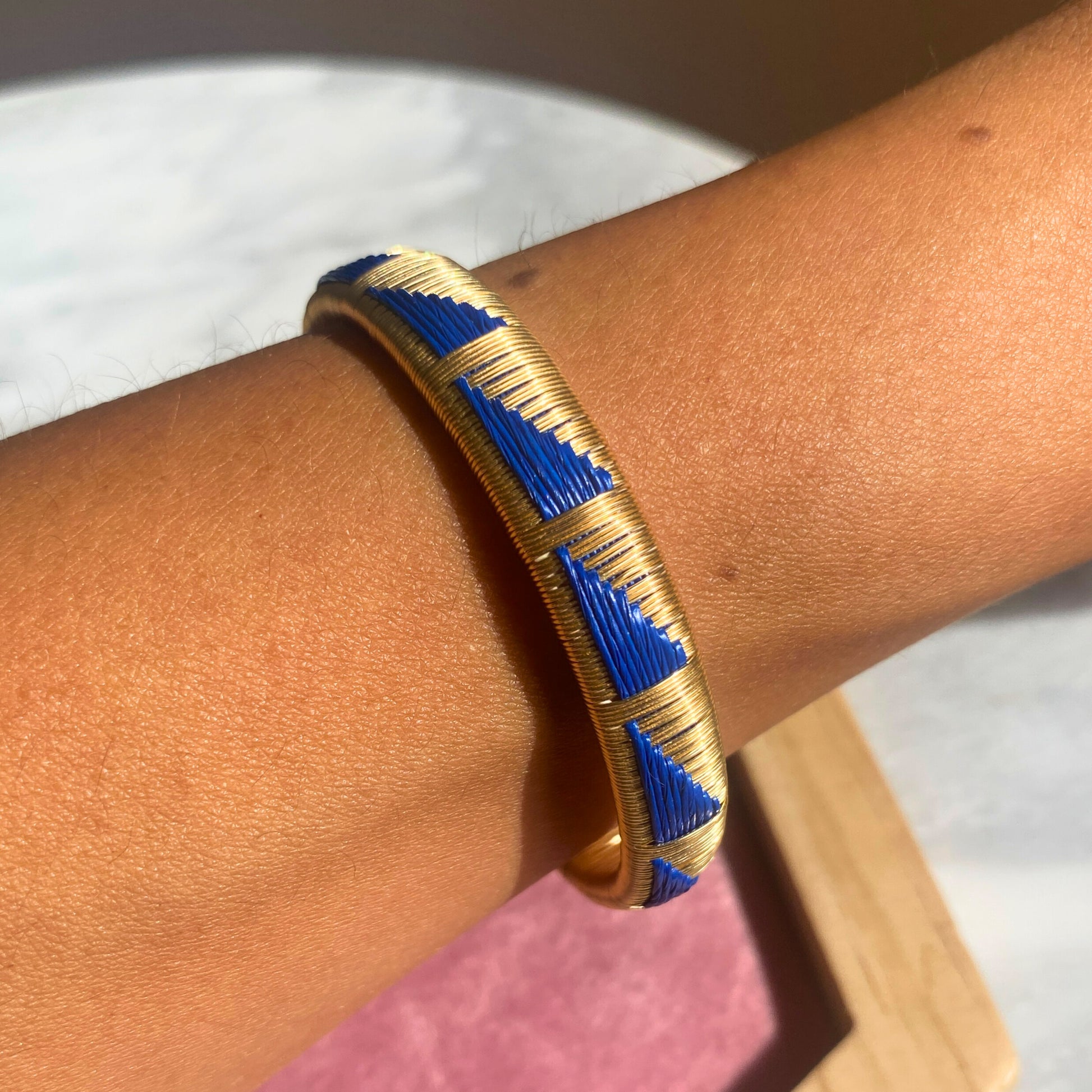 Bracelet bleu montagne tissé éthique Solnaré, fibres Werregue, fils dorés à l'or fin
