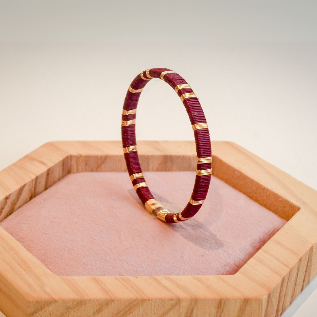 Bracelet fin bordeaux fils dorés éthique Solnaré
