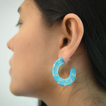Créoles turquoises artisanales en fibres naturelles, fils dorés à l’or fin et argent 925