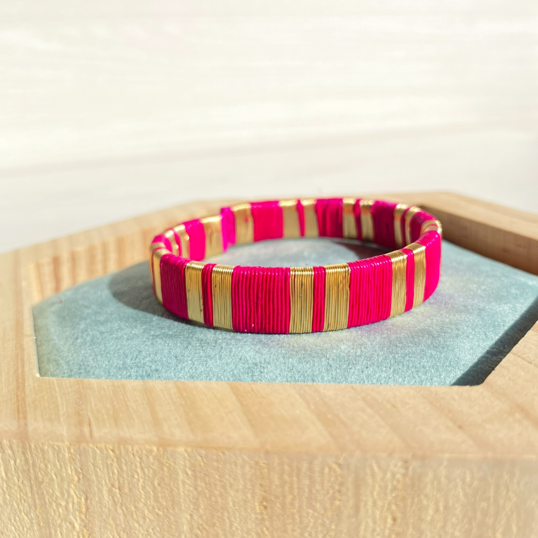 Bracelet fuchsia fin tissé éthique Solnaré, fils dorés à l'or fin