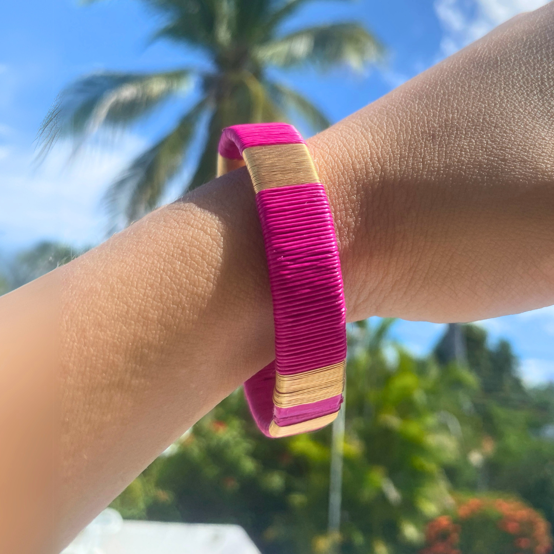 Bracelet fuchsia fin tissé éthique Solnaré, fils dorés à l'or fin
