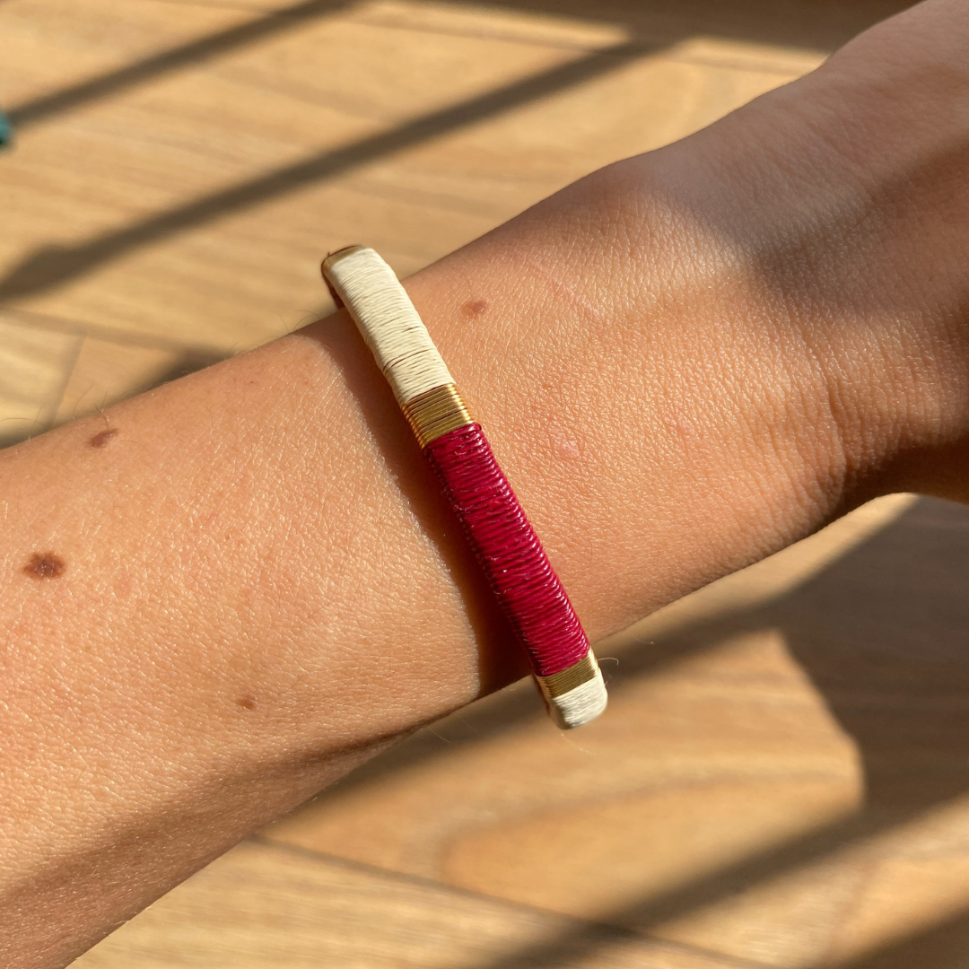 Bracelet bordeaux blanc tissé éthique Solnaré, fils dorés à l'or fin