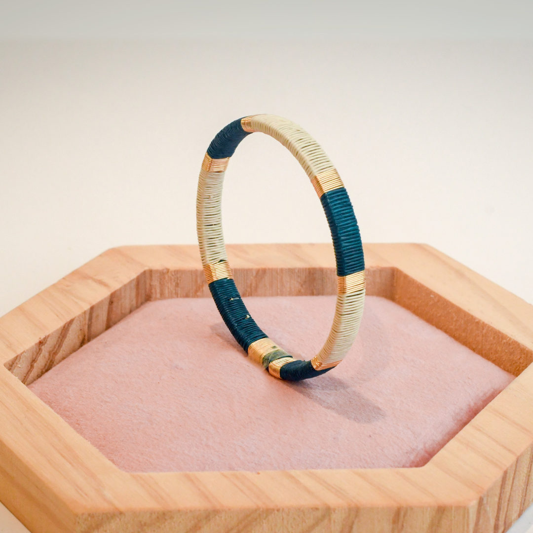 Bracelet éthique fin vert et blanc Solnaré, fibres Werregue, fils dorés à l'or fin