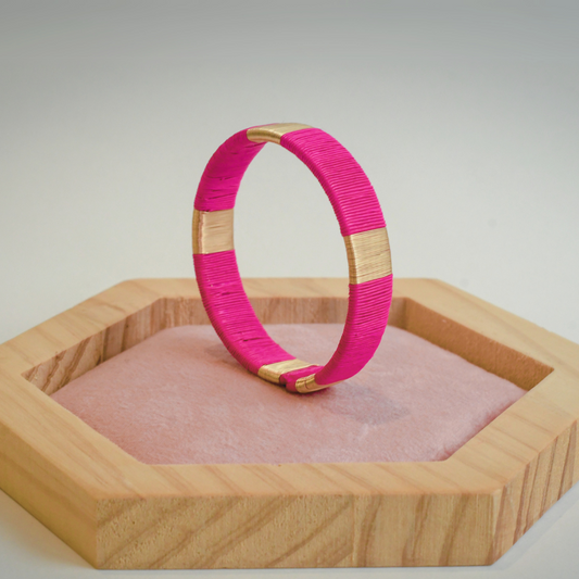 Bracelet fuchsia fin tissé éthique Solnaré, fils dorés à l'or fin