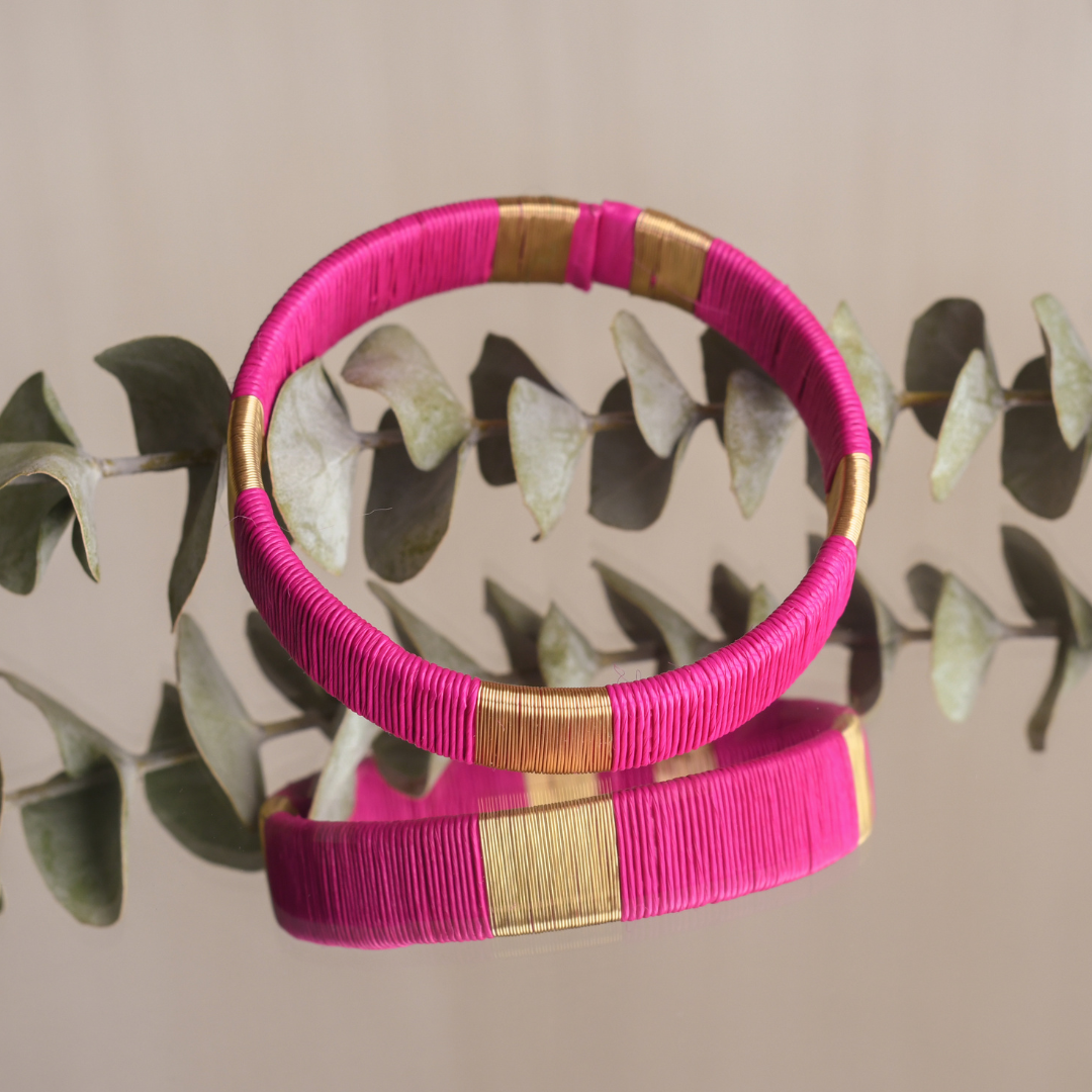 Bracelet fuchsia fin tissé éthique Solnaré, fils dorés à l'or fin