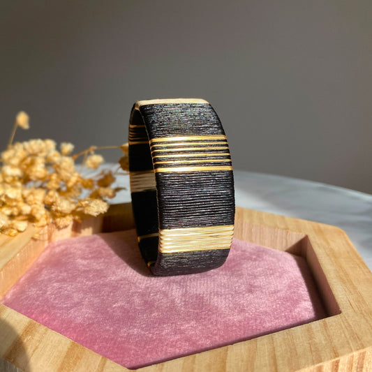 Manchette noire éthique Solnaré, fibres Werregue, bijou avec fibres dorés à l'or fin