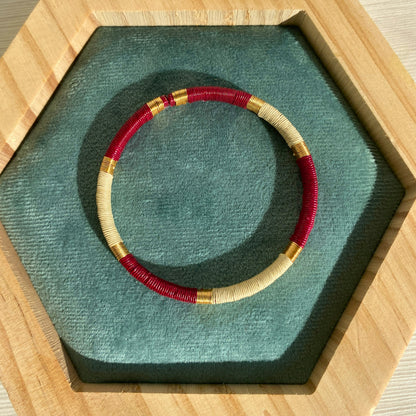 Bracelet bordeaux blanc tissé éthique Solnaré, fils dorés à l'or fin