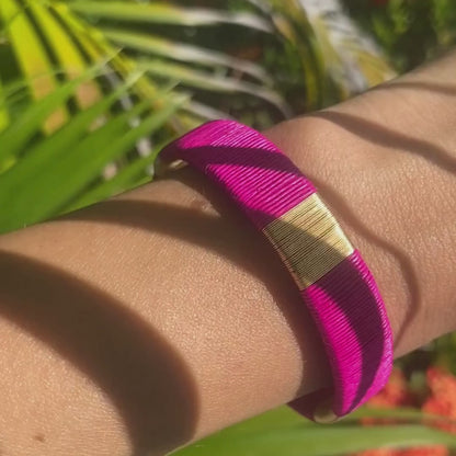 Bracelet fuchsia fin tissé éthique Solnaré, fils dorés à l'or fin