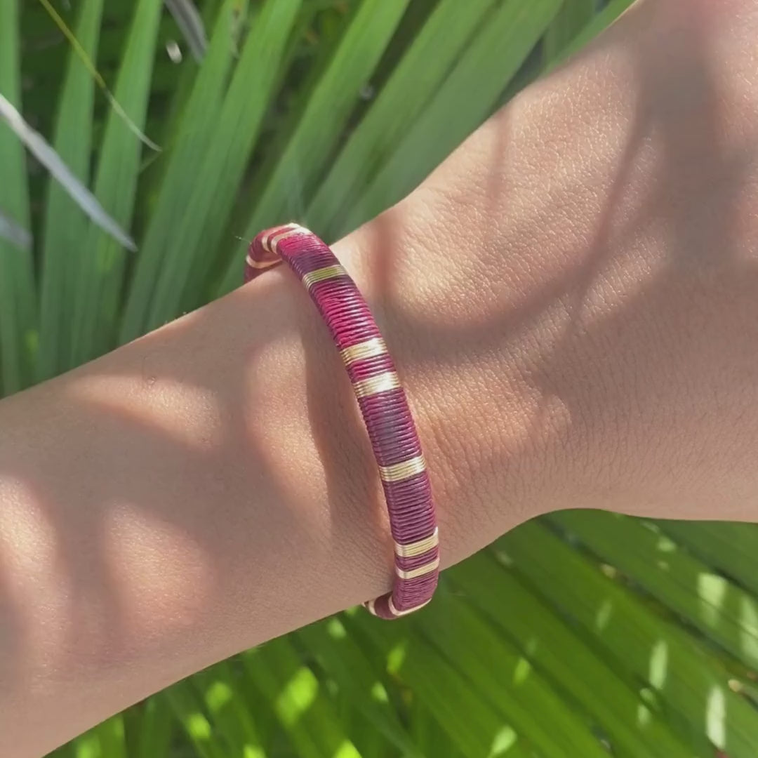 Bracelet fin bordeaux fils dorés éthique Solnaré
