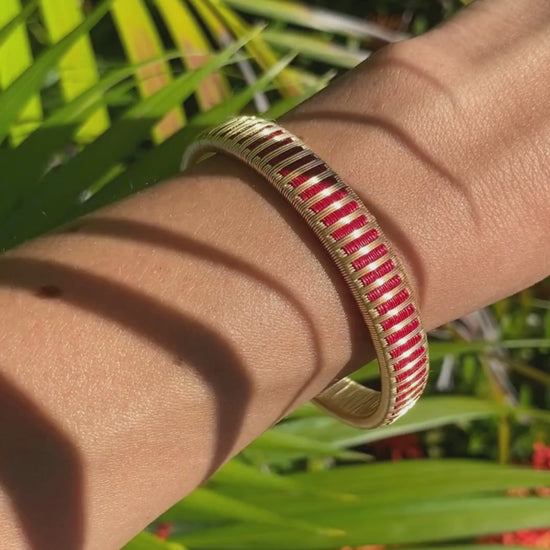 Bracelet tissé rouge éthique Pluie par Solnaré, fibres Werregue fils dorés à l'or fin 