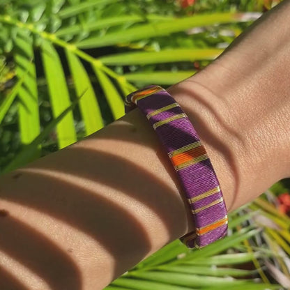 Bracelet violet orange tissé éthique Solnaré, fibres Werregue, fils dorés à l'or fin