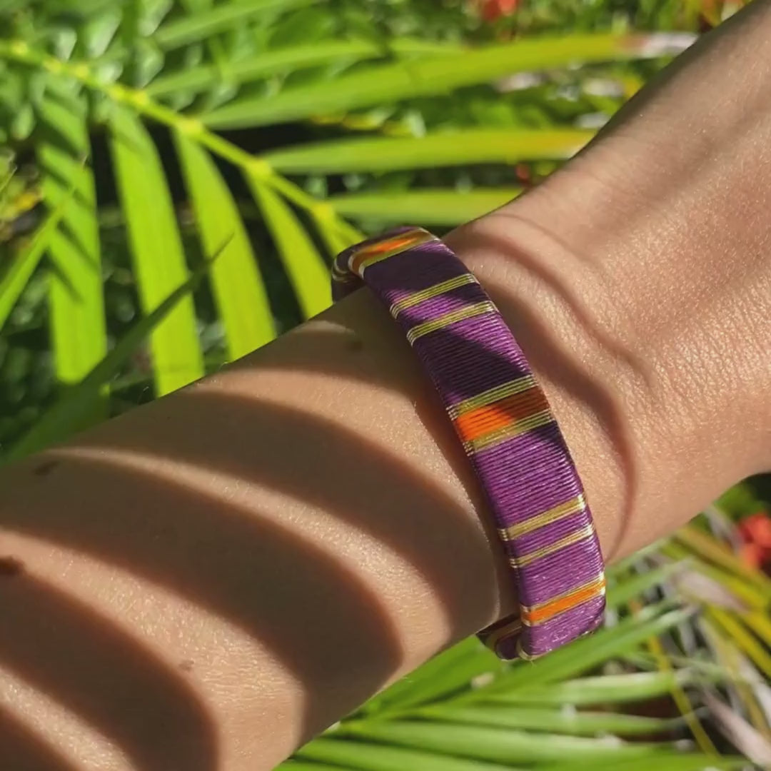 Bracelet violet orange tissé éthique Solnaré, fibres Werregue, fils dorés à l'or fin