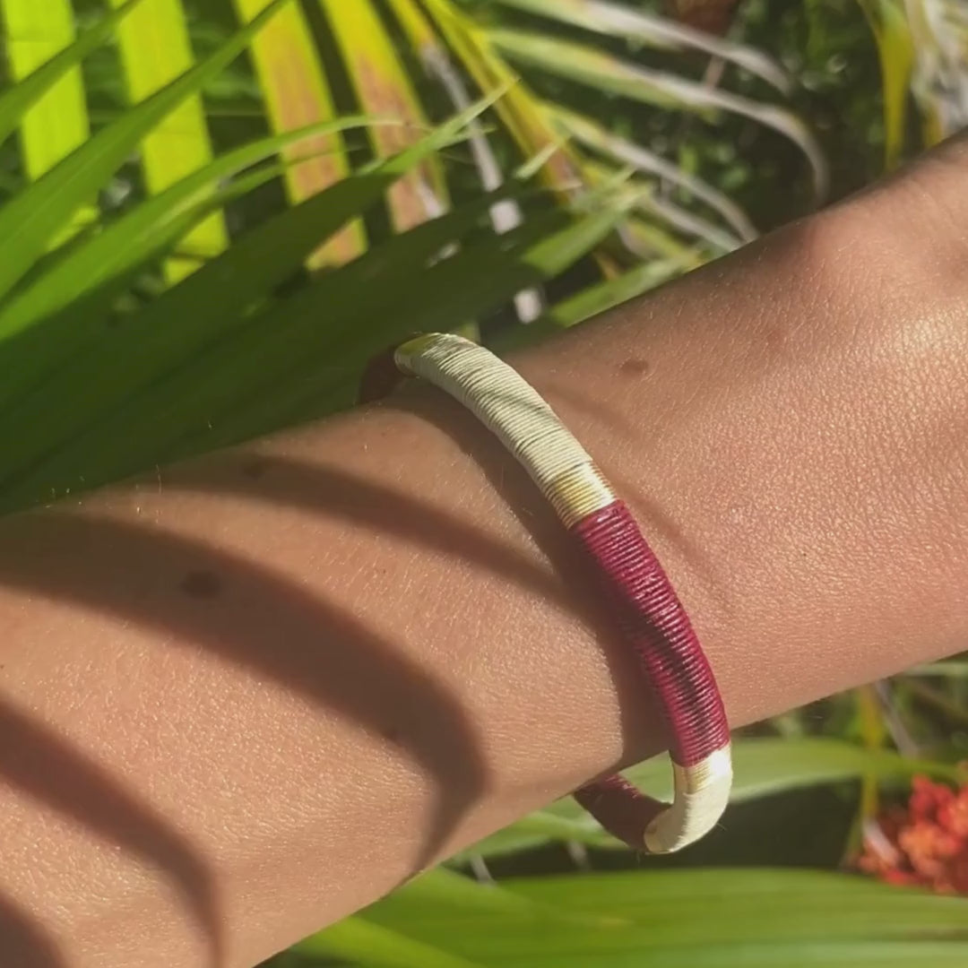 Bracelet bordeaux blanc tissé éthique Solnaré, fils dorés à l'or fin