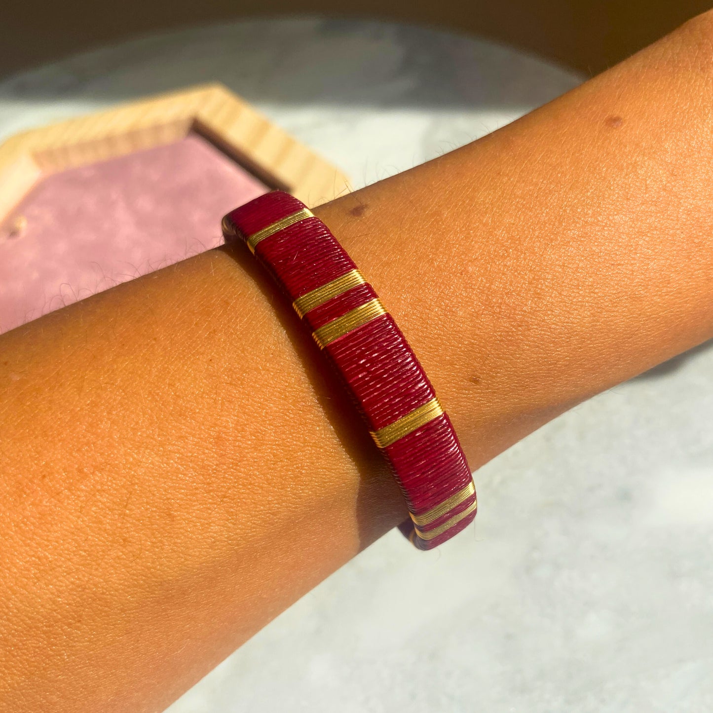 Bracelet bordeaux tissé éthique Solnaré, fibres Werregue et fils dorés à l'or fin