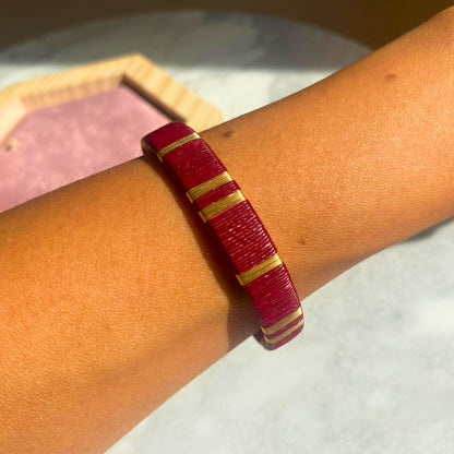 Bracelet bordeaux tissé éthique Solnaré, fibres Werregue et fils dorés à l'or fin