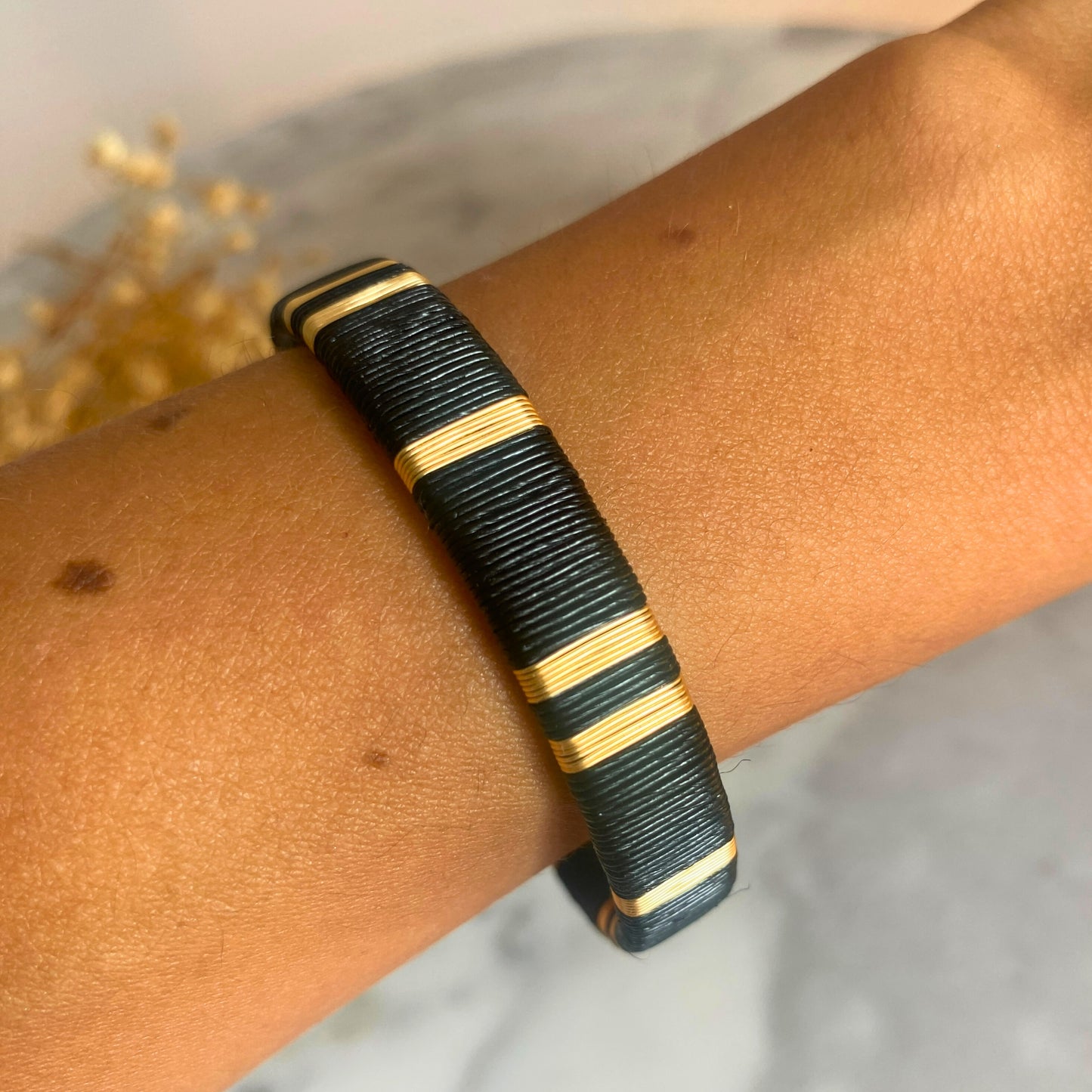 Bracelet noir nuit tissé éthique Solnaré, fibres Werregue, fils dorés à l'or fin

