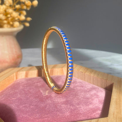 Bracelet bleu pluie tissé éthique Solnaré, fils dorés à l'or fin