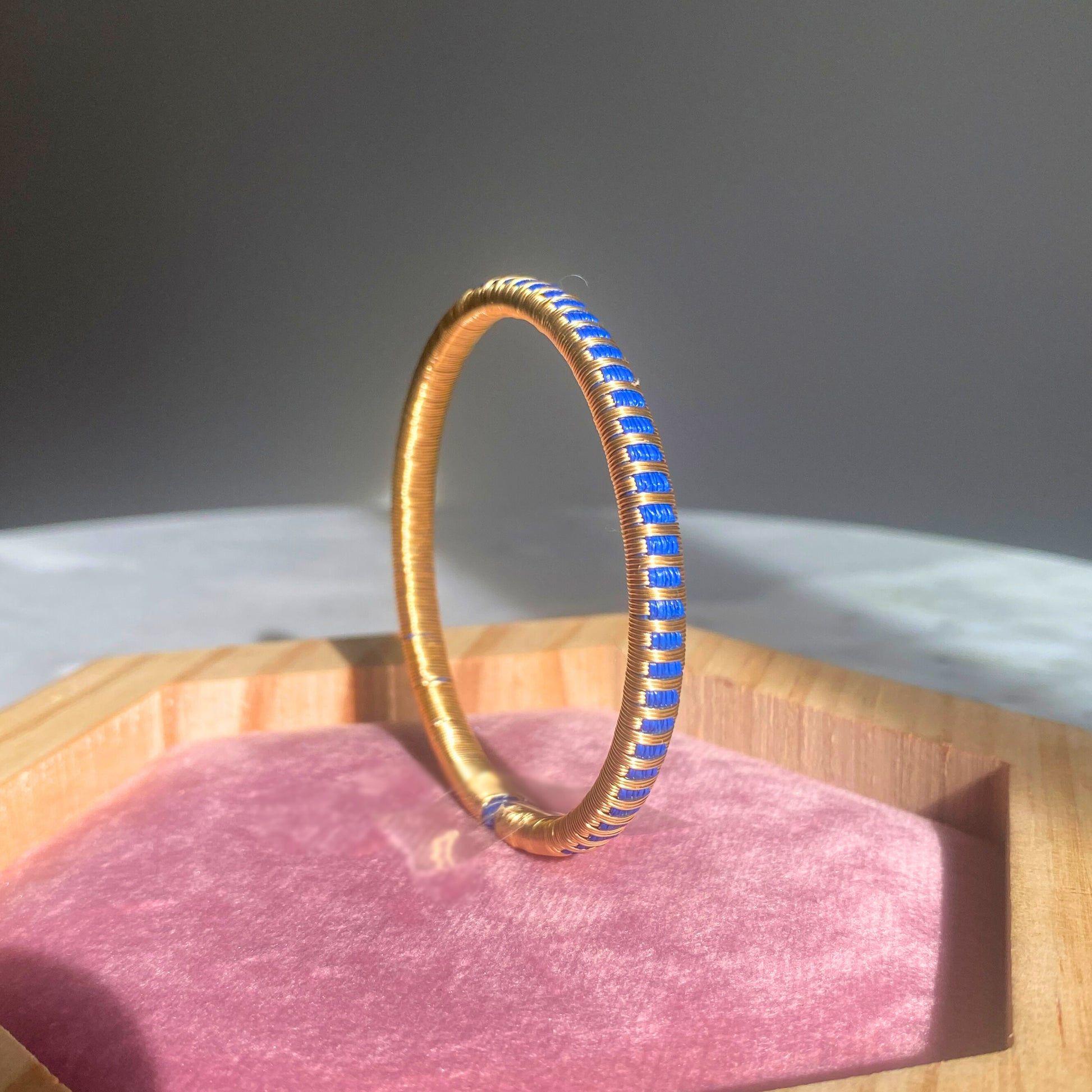 Bracelet bleu pluie tissé éthique Solnaré, fils dorés à l'or fin